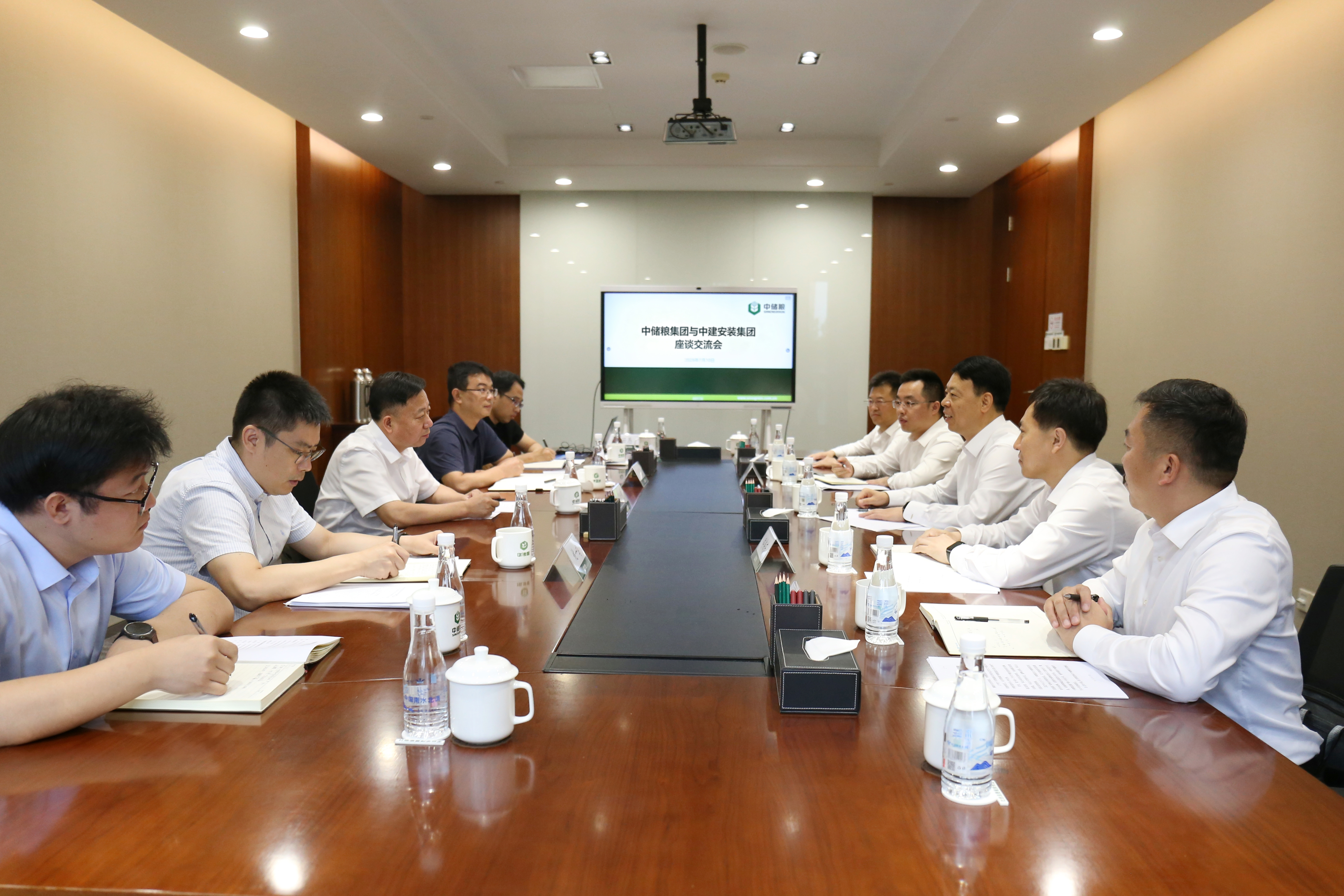王俊拜会中储粮集团副总经理周维现.jpg