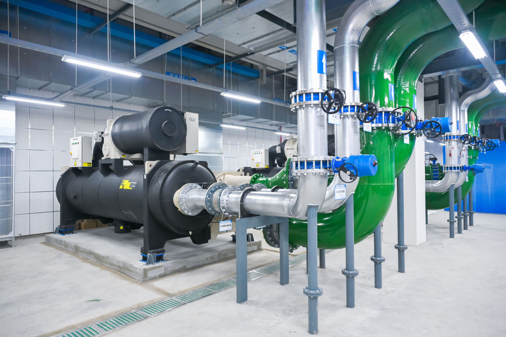 冷水机组.jpg 冷水机组.jpg