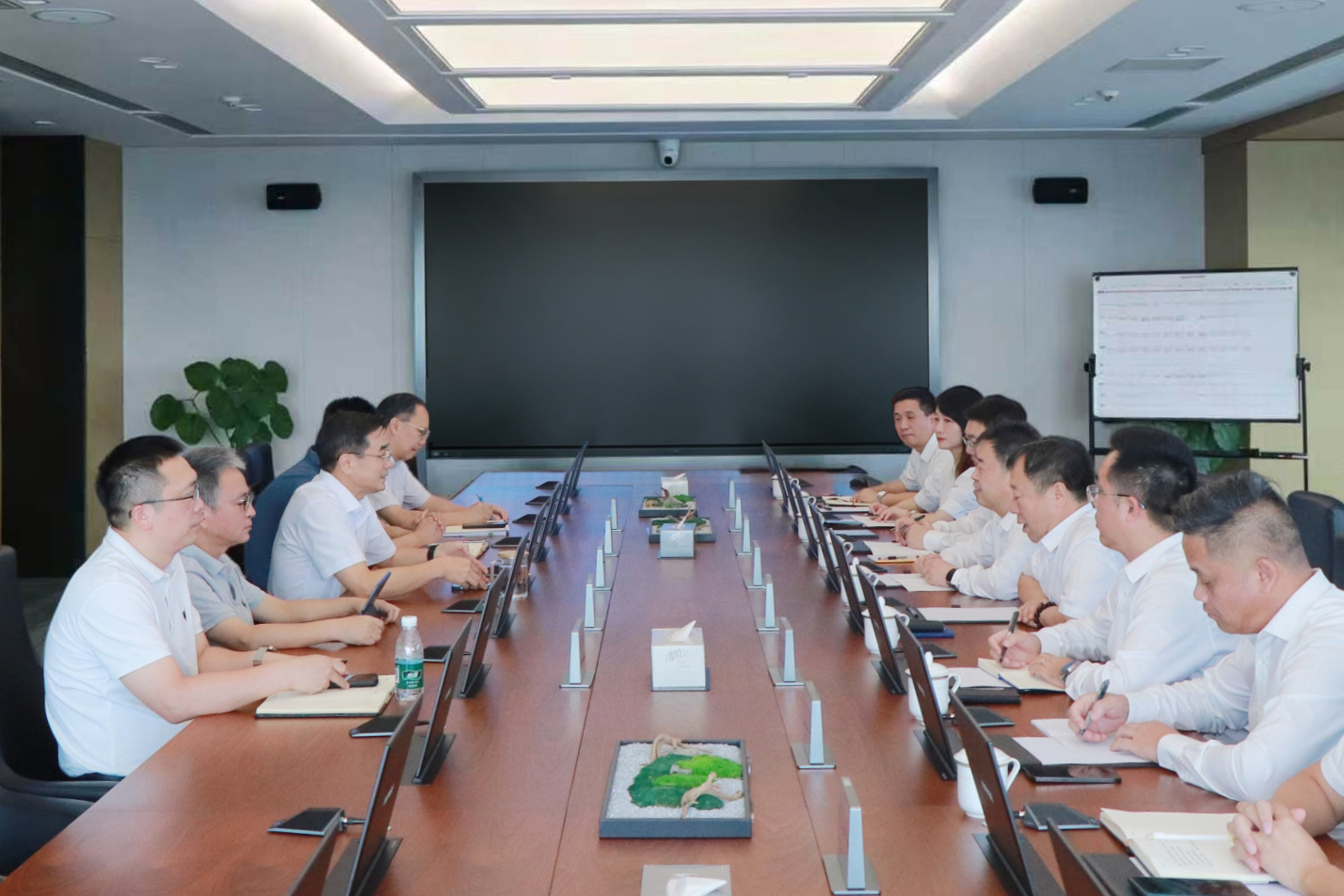 相咸高与深湾发展总经理麦浩会谈并调研检查重点项目1.jpg 相咸高与深湾发展总经理麦浩会谈并调研检查重点项目1.jpg